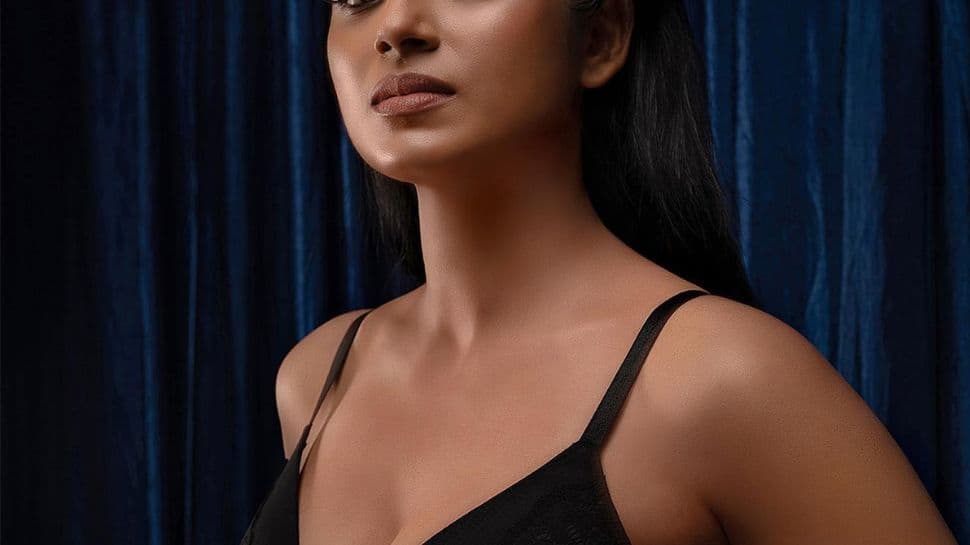 கவர்ச்சி போட்டோ ஷூட்டில் மோதிக் கொள்ளும் விஜய் டிவி பிரபலங்கள்