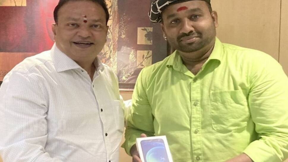  பூஜை அறையில் ஃபோட்டோ... வெந்து தணிந்தது காடு ஐசரிக்கு வணக்கத்த போடு - கூல் சுரேஷூக்கு செல்ஃபோன்  கிஃப்ட்