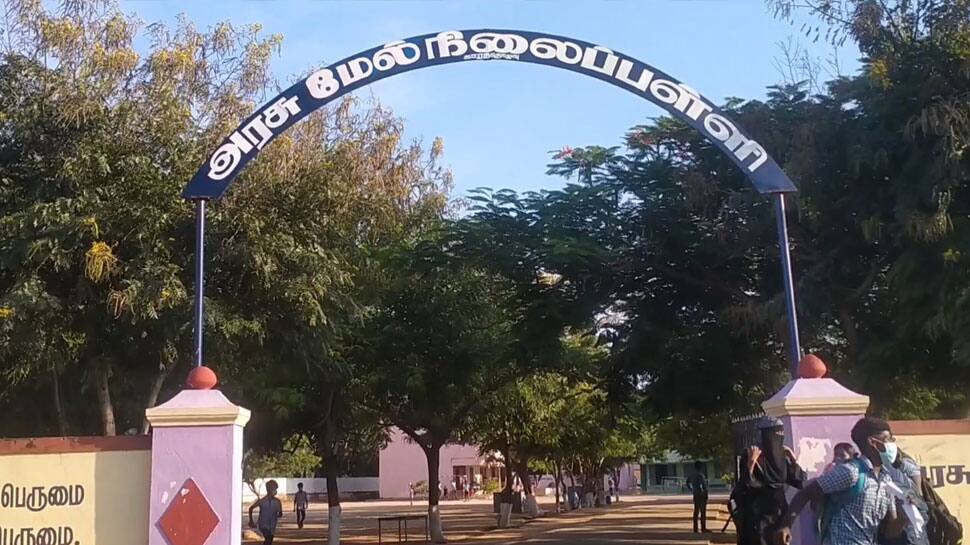 மாணவியை மருமகளாக பாவித்த ஆசிரியை: மகனுடன் பேசச் சொல்லி வற்புறுத்தல்