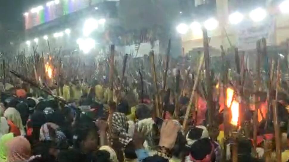 தசரா கொண்டாட்டம்: கட்டைகளால் அடித்துக்கொள்ளும் திருவிழா - சிறுவன் பலி