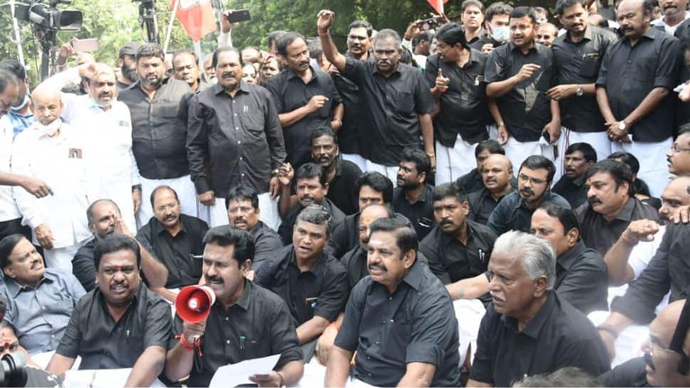 தடையை மீறி எடப்பாடி பழனிசாமி போராட்டம்: கைது செய்ய வந்த போலீஸாருடன் தள்ளுமுள்ளு