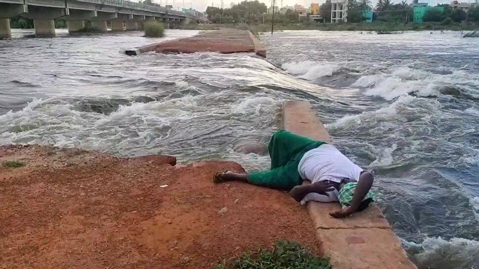 வைகை ஆற்றில் தரைப் பாலத்தில் போதையில் கிடந்த ஆசாமியால் பரபரப்பு!