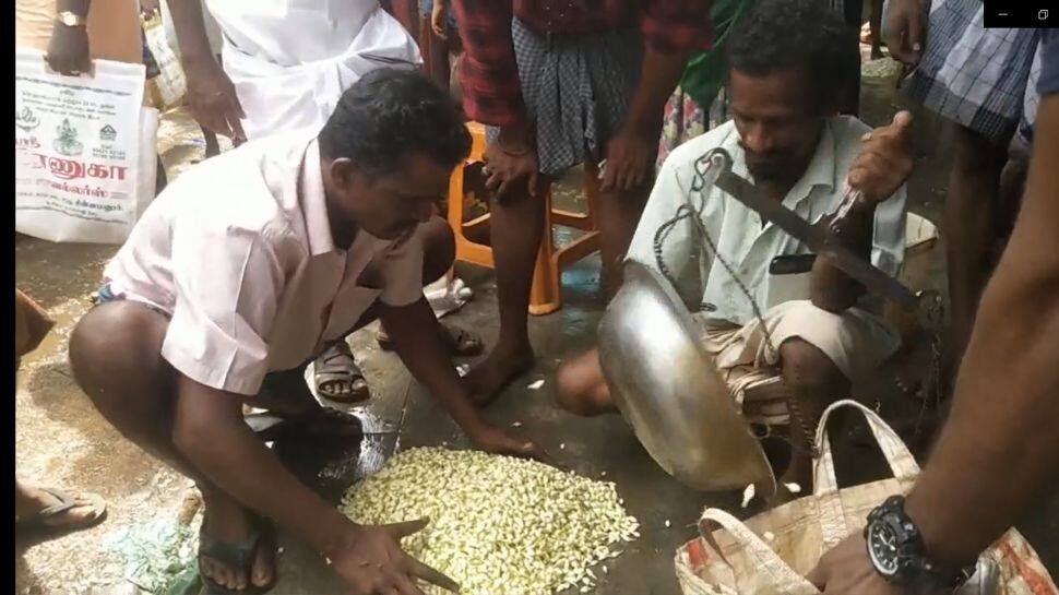 தீபாவளியை முன்னிட்டு உச்சம் தொடும் பூக்கள் விலை; மல்லிகைப்பூ 1500 ரூபாய்க்கு விற்பனை!