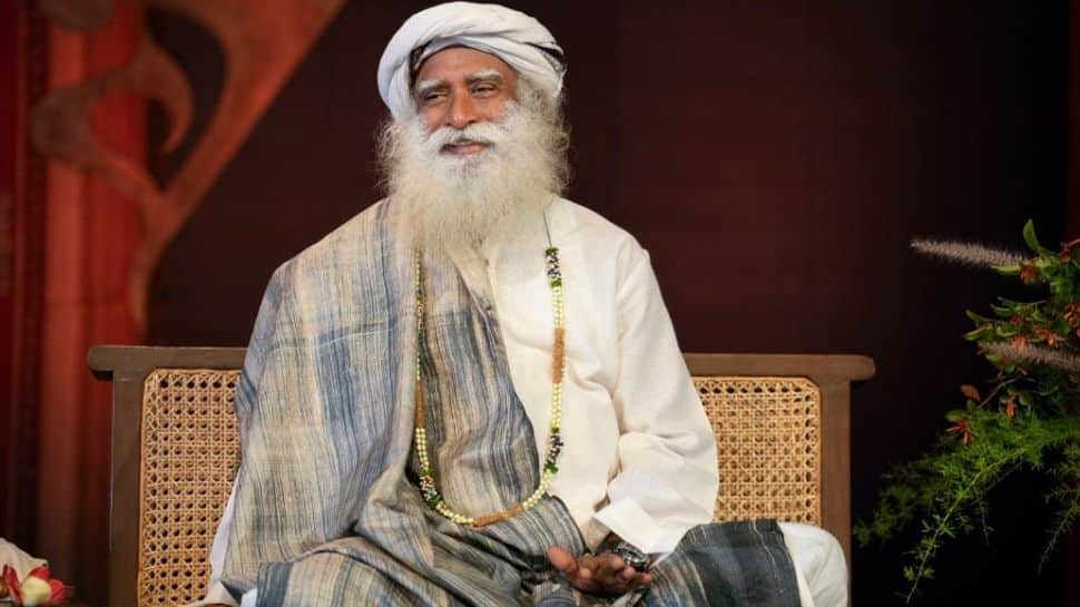 இருளுடன் போராட வேண்டாம்; ஒளி வந்தால் இருள் தானாக நீங்கிவிடும்: சத்குரு