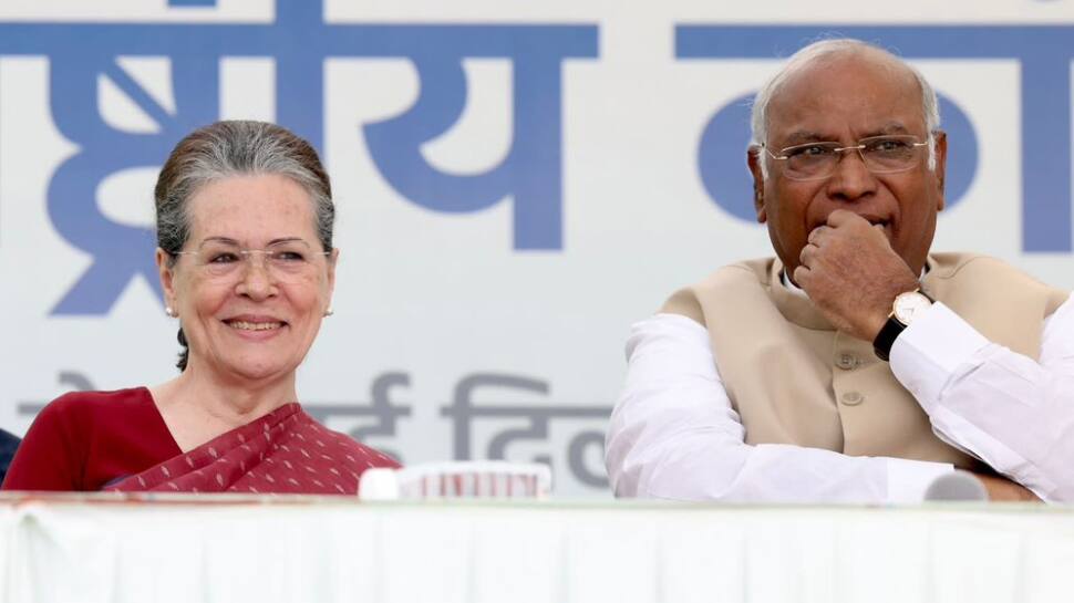 'இப்போ தான் நிம்மதியா இருக்கு...' தலைவர் பொறுப்பை ஒப்படைத்த சோனியா காந்தி!