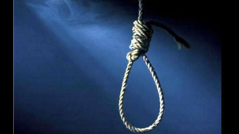 தூக்கிட்டு தற்கொலை செய்து கொண்ட மனைவி; வீடியோ எடுத்து பகிர்ந்த கணவன்!