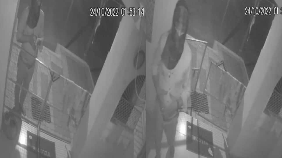 ஜெய் ஆஞ்சநேயா...! மண்டியிட்டு வேண்டி கோயில் உண்டியலை தூக்கிச்சென்ற திருடன் - வைரலாகும் வீடியோ