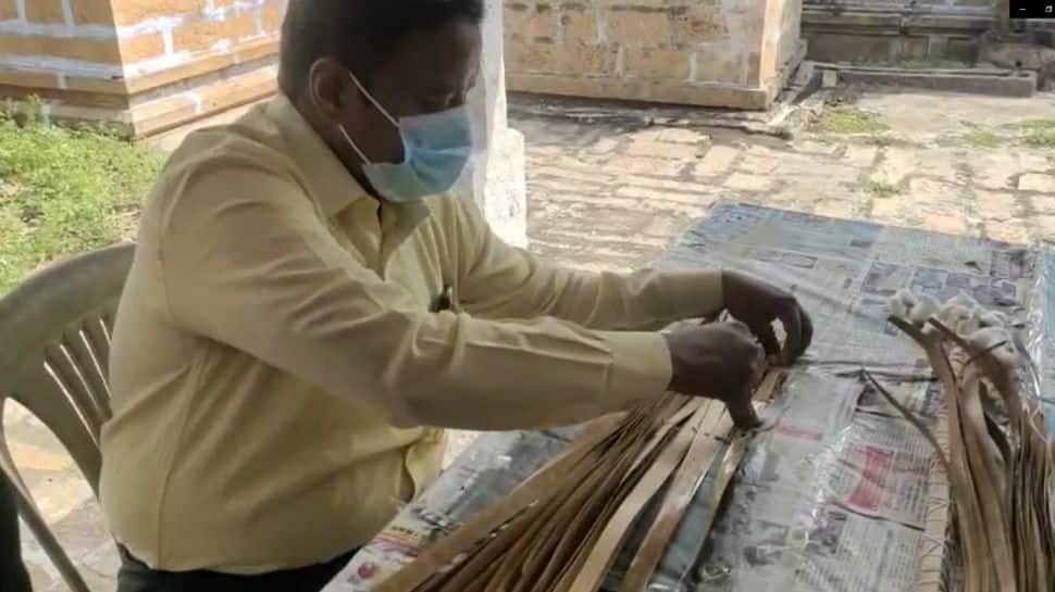 சிவபுரீஸ்வரர் கோயிலில் ஓலை சுவடிகளை காக்க ரசாயனக் கலவை பூசும் பணி!