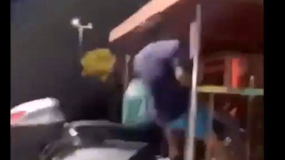 வண்டியை நிறுத்த விபரீத முயற்சியில் இறங்கியவருக்கு வீங்கிய மூக்கு; வைரல் வீடியோ