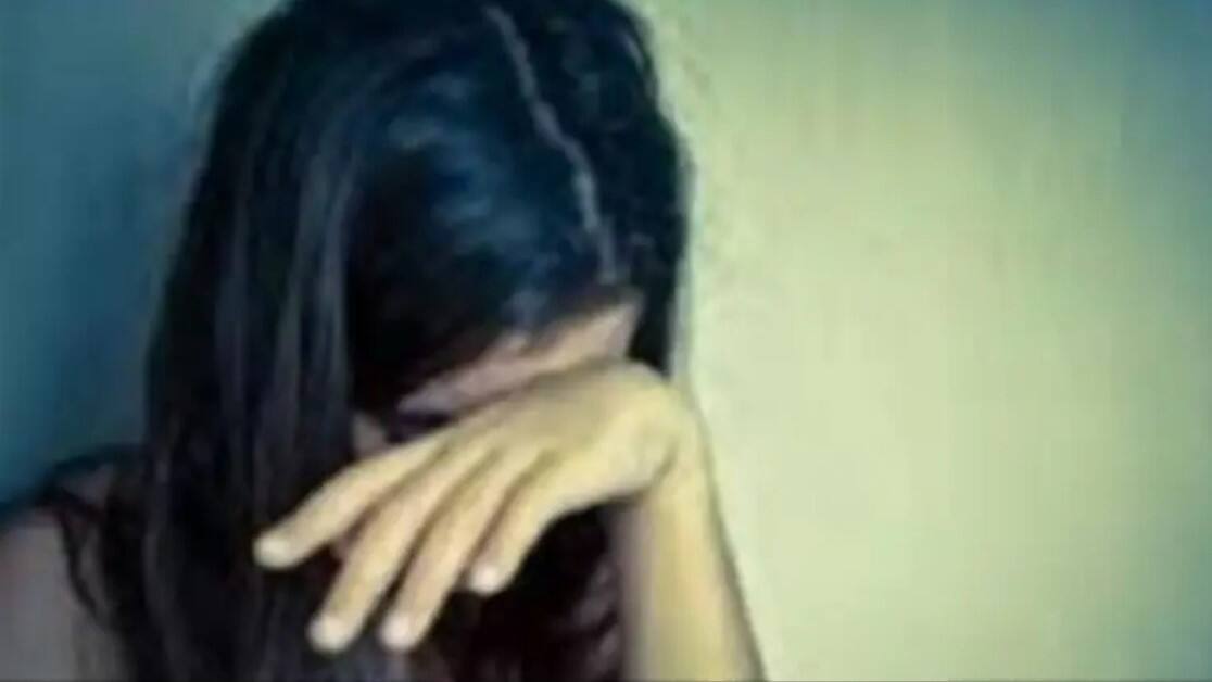 குளிக்கும் போது செல்போனில் படம் பிடித்து இளம் பெண்ணை மிரட்டிய கணவரின் நண்பர்!