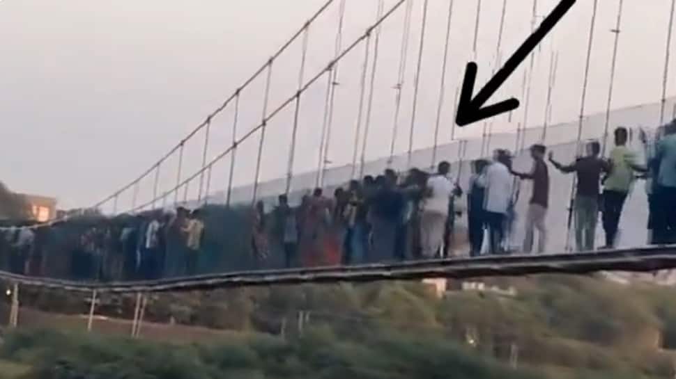 Gujarat bridge collapse : விபத்துக்கு காரணம் இளைஞர்களா? - வைராலகும் வீடியோ... முழு விவரம்