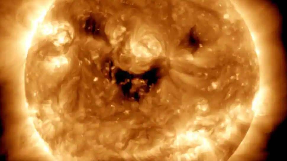  Smiling Sun: சிரிக்கும் சூரியன்! வைரலாகும் நாசாவின் புகைப்படம்! பூமியை பார்த்து லுக் விடும் கதிரவன்