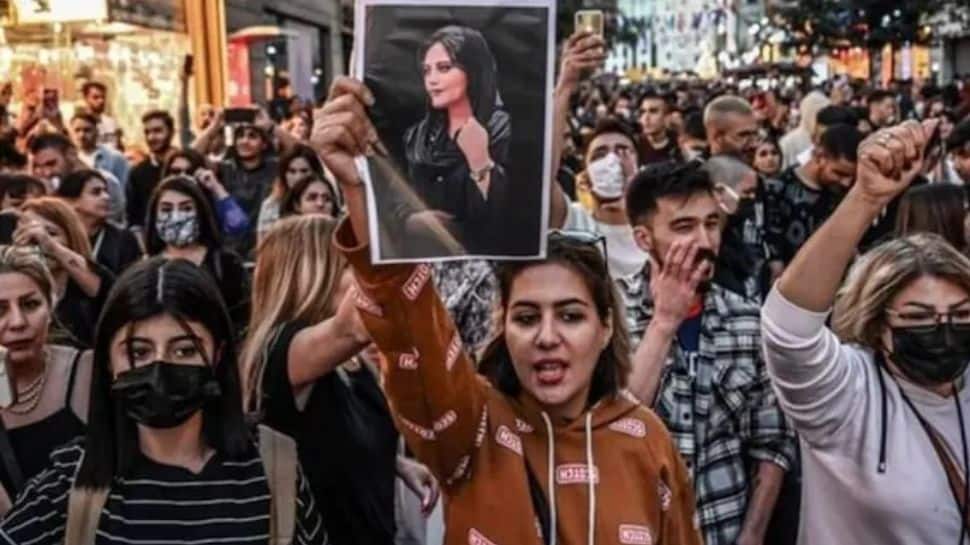 தொடர்ந்து வலுக்கும் ஹிஜாப் போராட்டம்; 'குதிரை' படைகளை நிறுத்தியுள்ள ஈரான் அரசு!