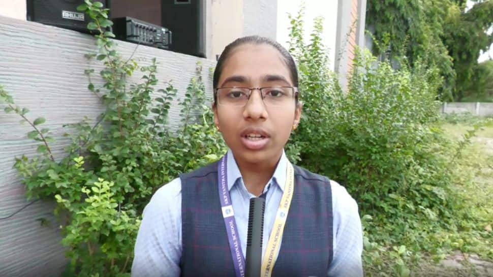 சூரிய ஒளியால் இயங்கும் இஸ்திரி வண்டி; பருவநிலை விருது பெற்ற திருவண்ணாமலை மாணவி 