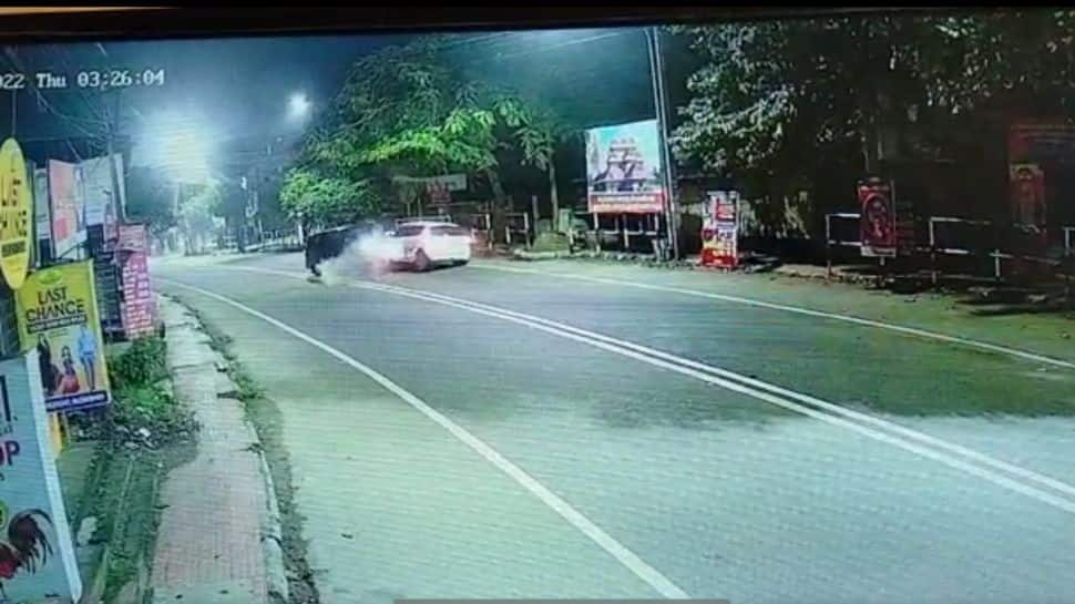 நேருக்கு ந்நெர் மோதிக் கொண்ட கார்கள்... மனம் பதற வைக்கும் CCTV காட்சிகள்!