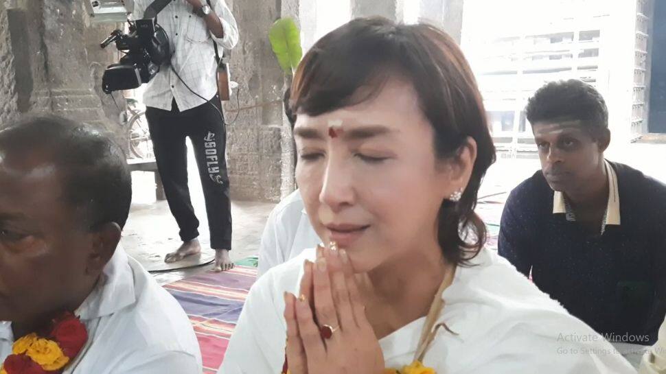 JAPAN Actress had darshan in Myiladurai Temple and and Sang Tamil Devotional Songs | ஜப்பான் நடிகை நெஞ்சுருக தமிழ் பக்தி பாடல்களை பாடி வழிபாடு !