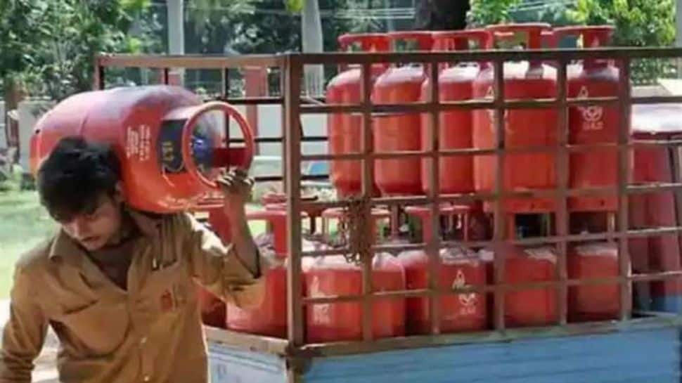 LPG கேஸ் சிலிண்டர் இனி QR குறியீடுடன்... மத்திய அரசின் முக்கிய அறிவிப்பு!
