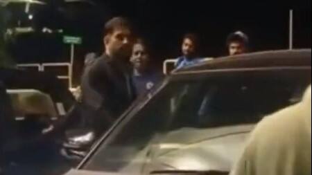 புதிய கார் வாங்கிய தோனி! இரண்டு வீரர்களுடன் இரவு நேரத்தில் பயணம்!