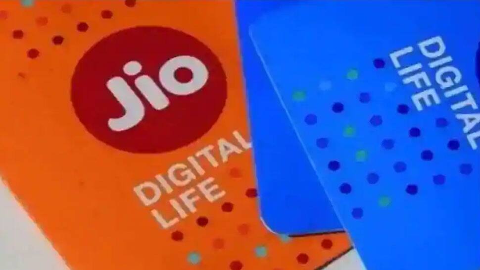 ஒரே முறை ரீசார்ஜ், ஆண்டு முழுதும் இலவச கால்ஸ், இணைய வசதி: அசத்தும் ஜியோ திட்டம்