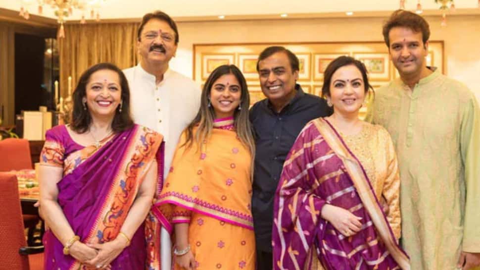 அம்பானி குடும்பத்திற்கு வந்தாச்சு புதிய 'வாரிசு'.. இரட்டை குழந்தைகளுக்கு தாயான இஷா அம்பானி!