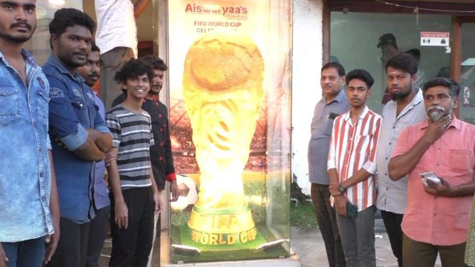 உலக கோப்பை வடிவில் ஆளுயர கேக்... பிரபல பேக்கரி நிறுவனம் அசத்தல்!