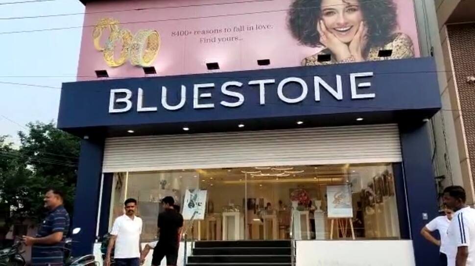 நகைக்கடையில் கொள்ளை : நகைகளை சூறையாடிய திருட்டு கும்பல்! 