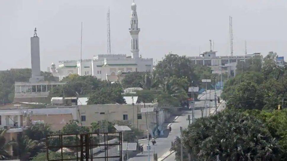 அல்-ஷபாப் தீவிரவாதிகளால் தாக்கப்பட்ட மொகடிஷு ஹோட்டல் சுற்றிவளைப்பு: 4 பேர் பலி