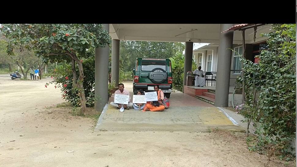 நாமக்கல்: மோசடி செய்து வாகனத்தின் பெயர் மாற்றம், குடும்பத்துடன் போராட்டம்