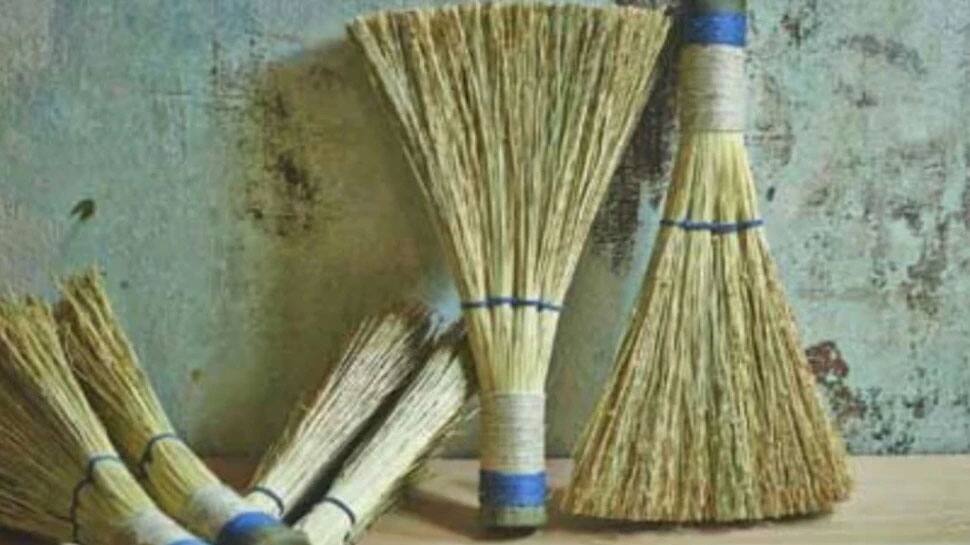 Vastu Tips For Broom துடைப்பம் தானேன்னு சாதாரணமா நினைச்சிடாதிங்க