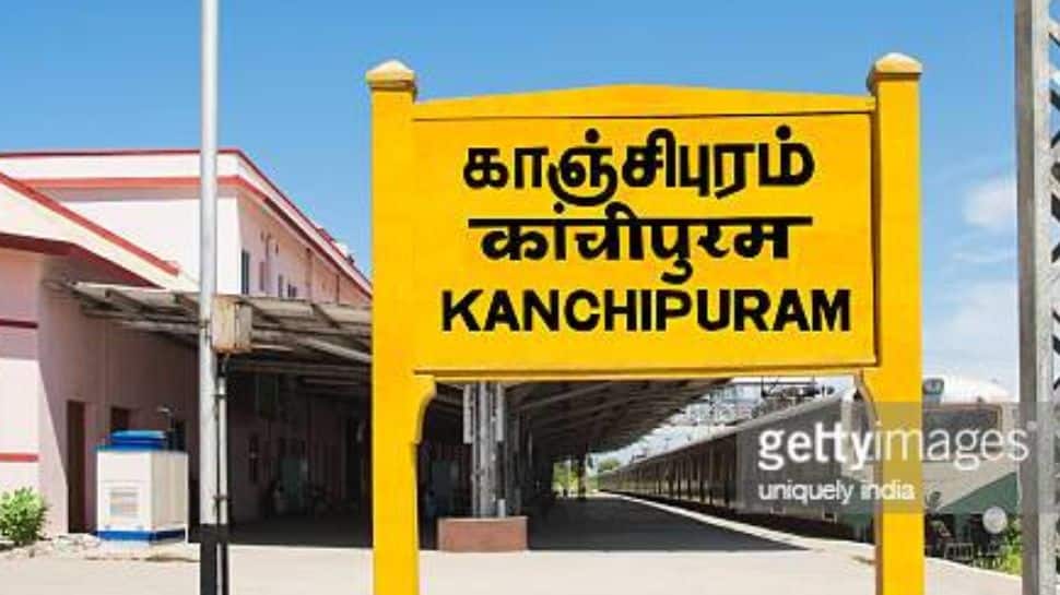 ஊராட்சி மன்ற தலைவரின் அதிகாரத்தை பறித்த மாவட்ட ஆட்சியர்; திரண்டு வந்த கிராம மக்கள்