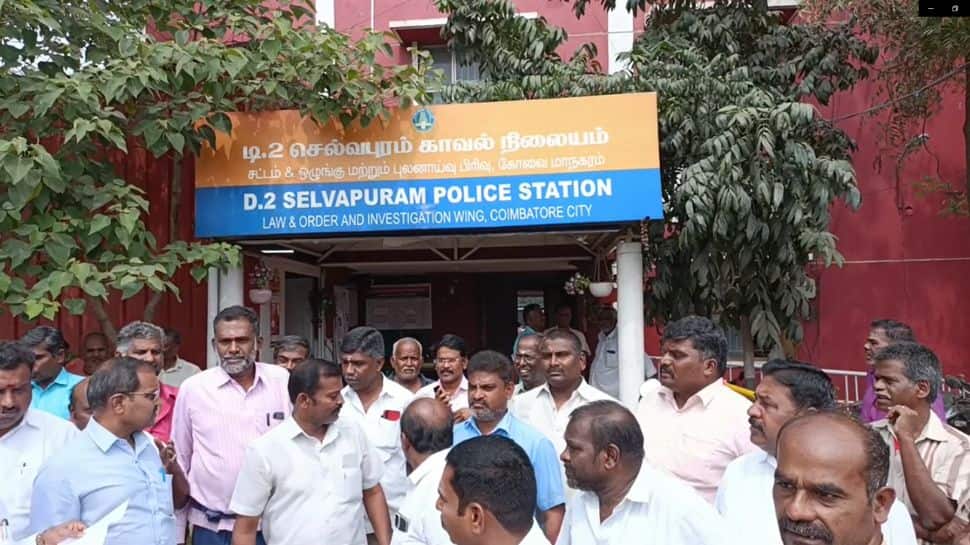 மெடிக்கல் ஷாப்பை சூறையாடும் நபர்கள்! அதிர்ச்சி தரும் சிசிடிவி காட்சிகள்! 