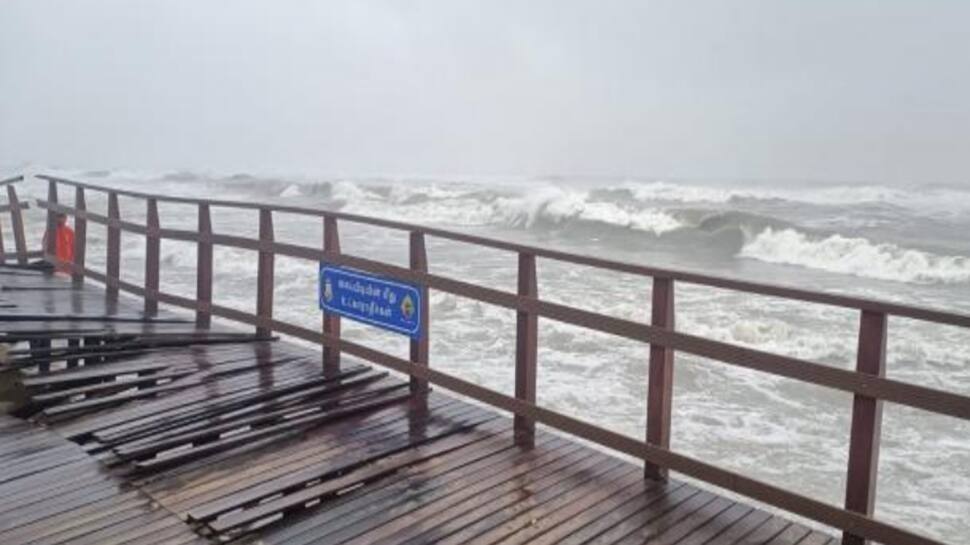Cyclone Mandous Live: மாண்டஸ் கொடுத்த அடி.... மெரினாவில் ஆரம்பித்தது சேதம்