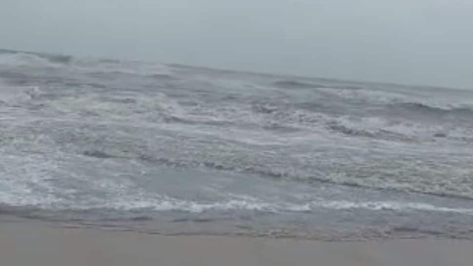 Cyclone Mandous: மாண்டஸ் பயுலால் மெரீனாவில் ஏற்பட்ட சேதம்; மக்கள் கூட்டமில்லாமல் வெறிச்சோடியது