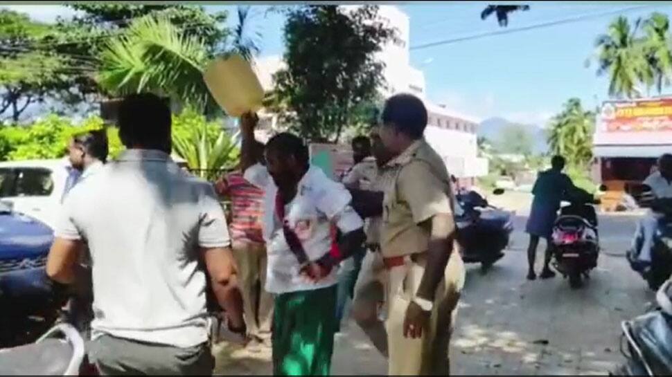 நகர்மன்ற கூட்டத்தில் திமுக உறுப்பினா் தீ குளிக்க முயற்சி: நகராட்சி அலுவலகத்தில் பரபரப்பு