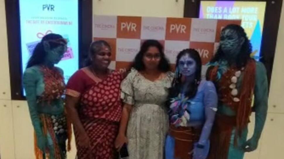 அவதார் கதாபாத்திரங்களாக மாறிய தியேட்டர் ஊழியர்கள்