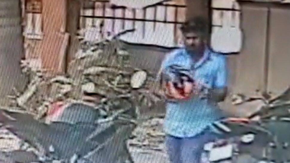 சிசிடிவியில் சிக்கிய ஹெல்மெட் திருடும் ஆசாமி! தீவிரமாக தேடும் காவல்துறை