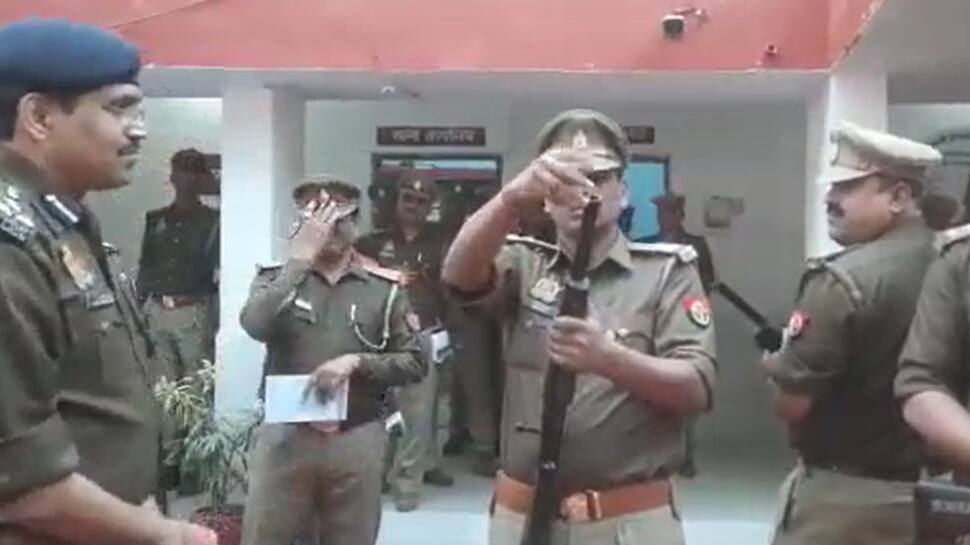 'ரொம்ப அசிங்கமா போச்சு குமாரு' - துப்பாக்கியால் திணறிய போலீஸ் ; கலாய்க்கும் நெட்டிசன்கள்