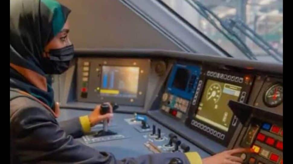 மெக்கா மெதினா இடையிலான புல்லெட் ரயிலை ஓட்டி வரலாறு படைக்கும் பெண்கள்!