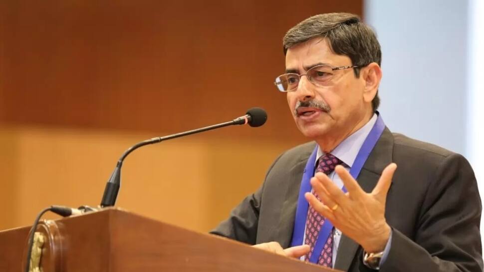 மத்திய அரசு சொல்வதை அதிகாரிகள் கேளுங்கள் - ஆளுநர் பேச்சு