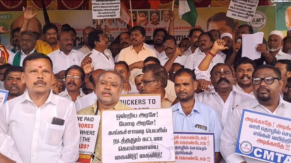 செங்கல்பட்டு சுங்கச்சாவடியில் சுங்கவரி கட்டணத்தை எதிர்த்து போராட்டம்