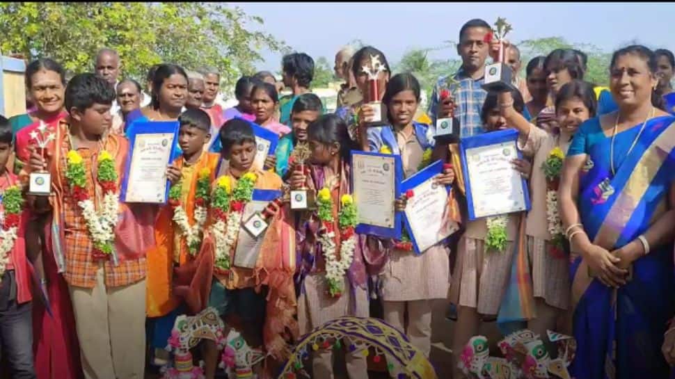 கலைத்திருவிழாவில் பரிசு பெற்ற மாணவர்கள்: பிரம்மாண்டமாக வரவேற்ற ஊர் மக்கள்