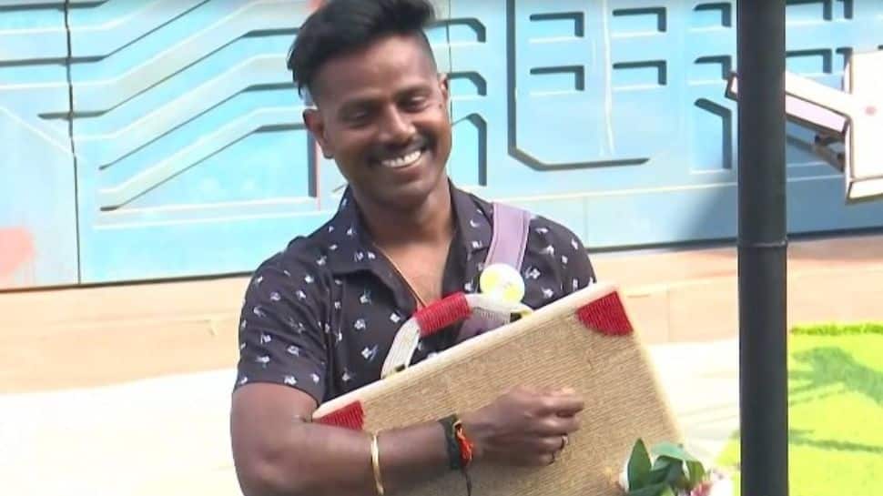 amudhavanan takes suitcase and walks out from biggboss house |  Amudhavanan bagged the biggest amount ever in the history of Bigg Boss