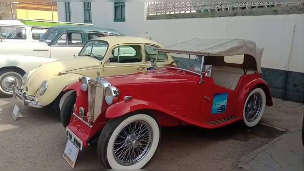 செட்டிநாட்டை கலக்கிய பழங்கால கார்கள்; புகைப்படம் எடுத்து மகிழ்ந்த பொதுமக்கள்!