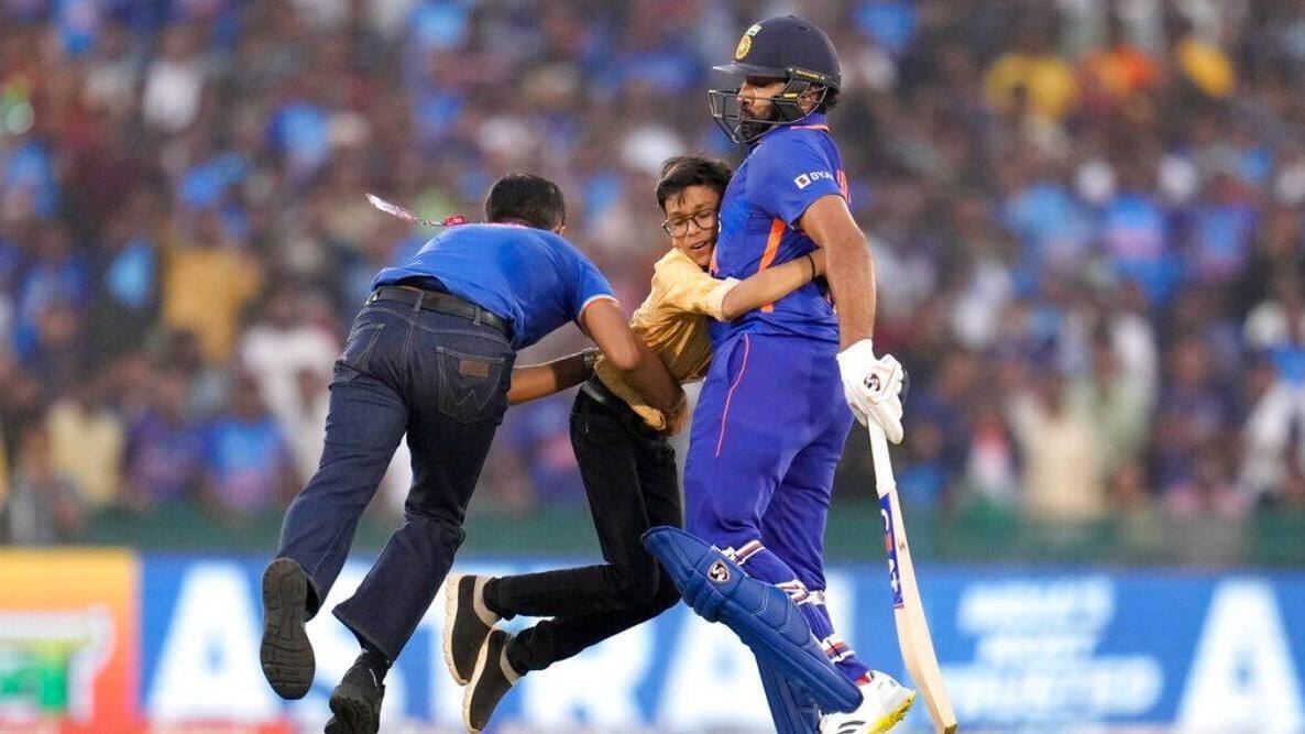 Ind vs NZ: மைதானத்திற்குள் ரோஹித் சர்மாவை கட்டிபிடித்த ரசிகர்! பிறகு என்ன ஆனது என்று பாருங்கள்!
