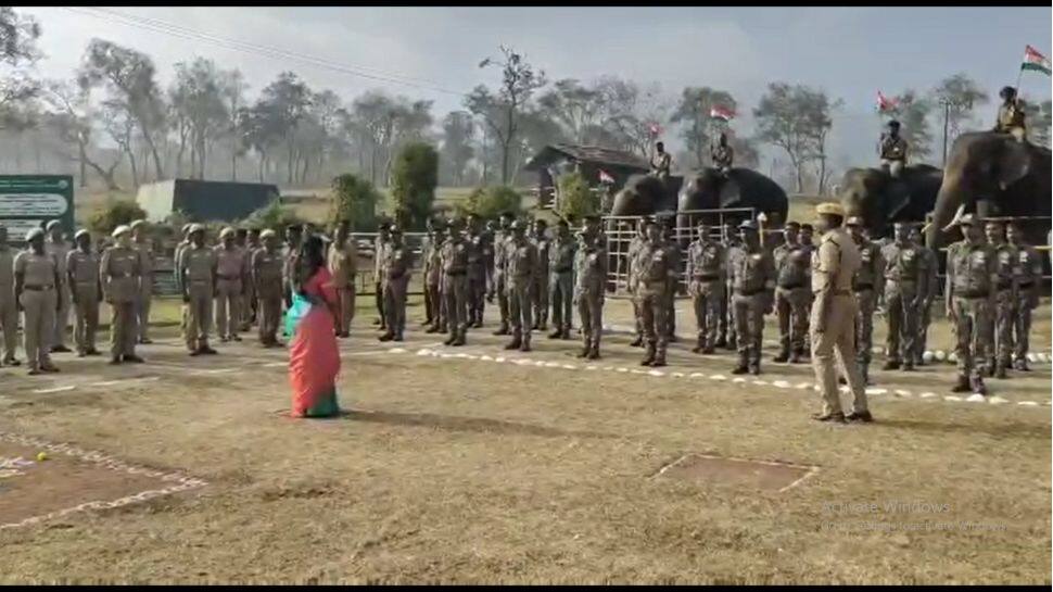 முதுமலையில் குடியரசு தின விழா! தேசிய கொடிக்கு மரியாதை செலுத்திய யானைகள்!