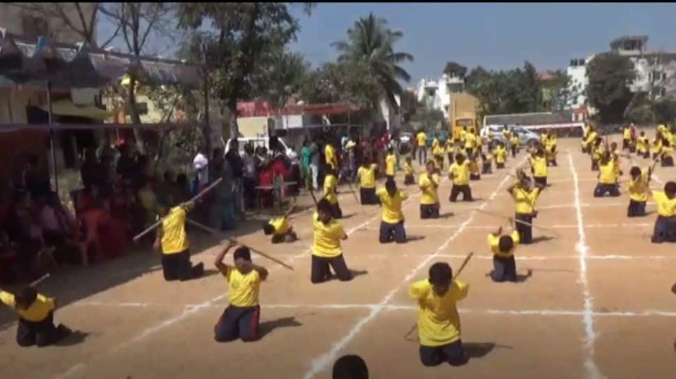 ஓசூர்: 100 பள்ளி மாணவர்கள் 2 மணி நேரம் தொடர்ச்சியாக சிலம்பம் சுற்றி உலக சாதனை