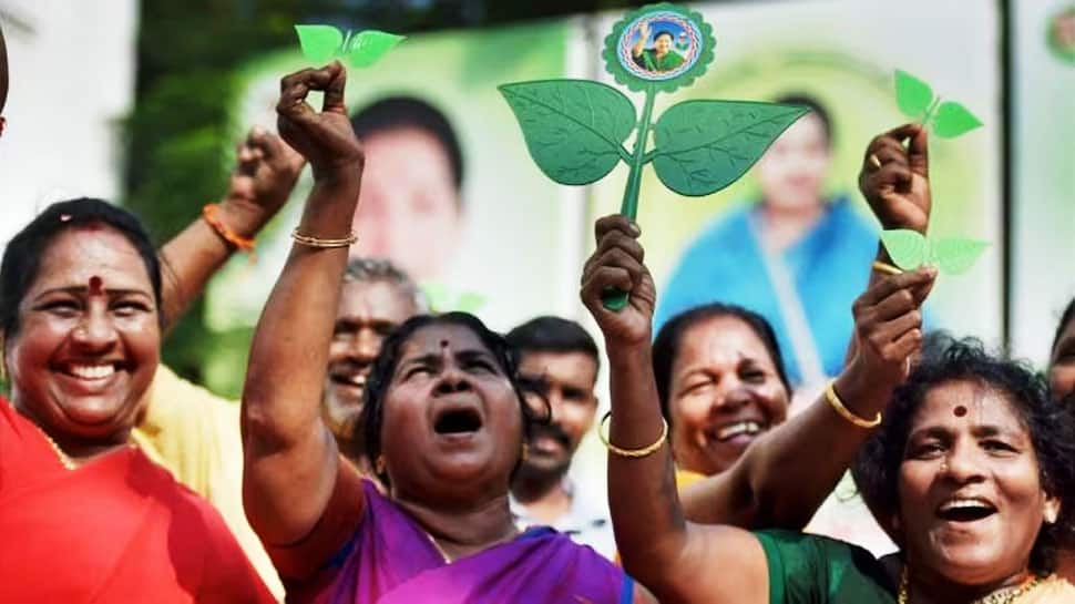 ஈரோடு கிழக்கு இடைத்தேர்தல்: ஓபிஎஸ் தரப்பு வேட்பாளர் வாபஸ்; தப்பித்த இரட்டை இலை