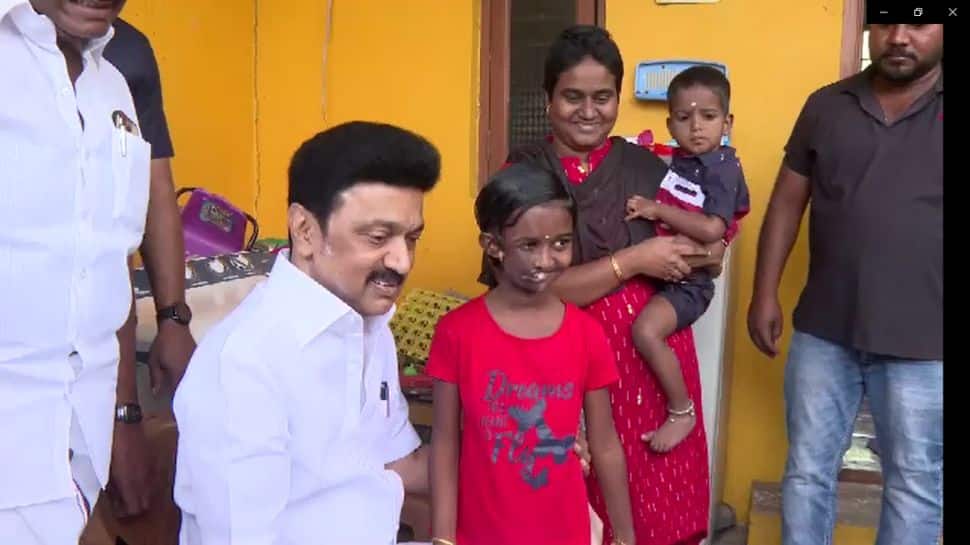 முகச் சிதைவு நோயால் பாதிக்கப்பட்ட சிறுமியை சந்தித்து உற்சாகப்படுத்திய முதலமைச்சர்