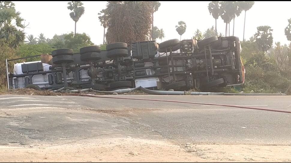 நெடுஞ்சாலையில் கவிழ்ந்த லாரி, தீ பிடிக்கும் அபாயம்: மீட்பு பணியில் தொய்வு, அதிகாரிகள் திண்றல்!!