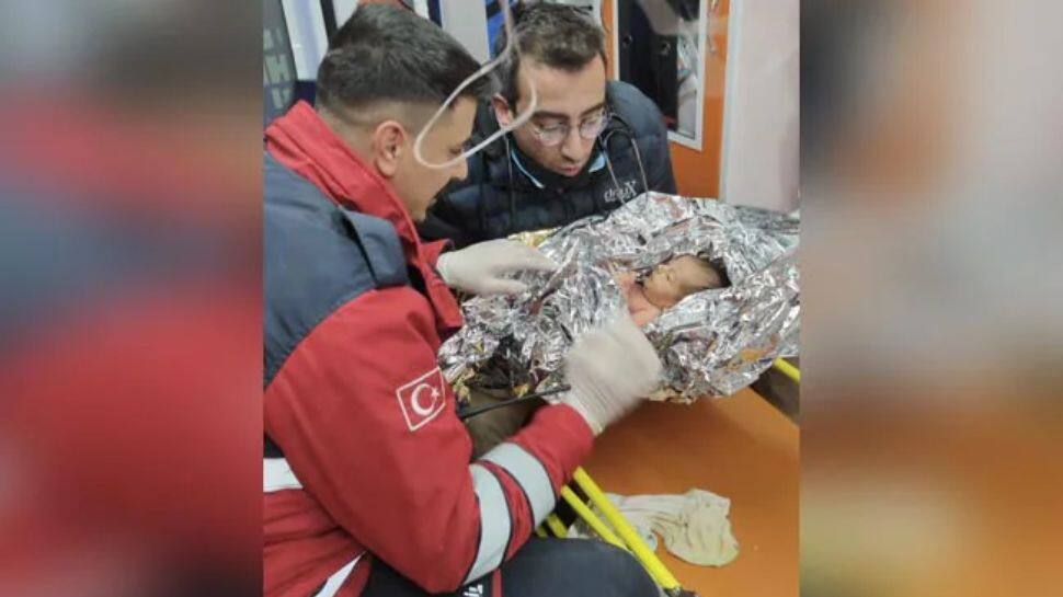 Turkey earthquake:90 மணி நேரங்களுக்கு பின் உயிருடன் மீட்கப்பட்ட 10 நாள் குழந்தை!